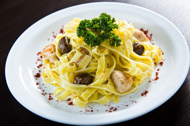 Spaghetti met champignons en saus