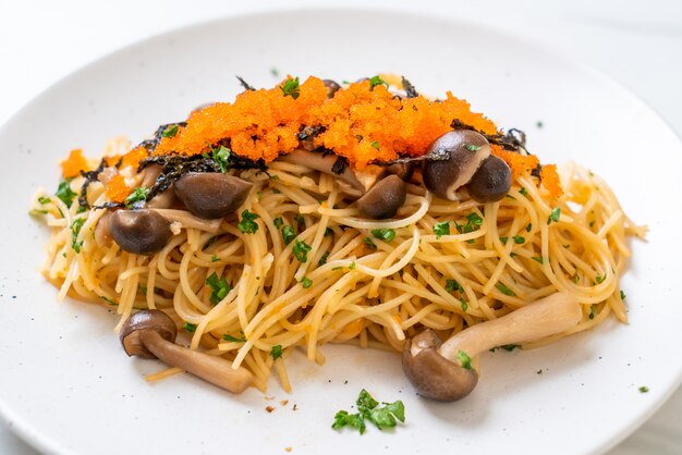 spaghetti met champignons, garnalenei en zeewier