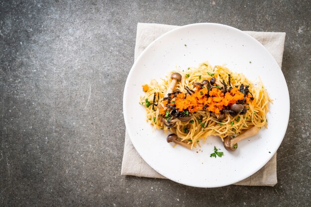 spaghetti met champignons, garnalenei en zeewier