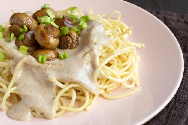 Spaghetti met champignons in roomsaus.