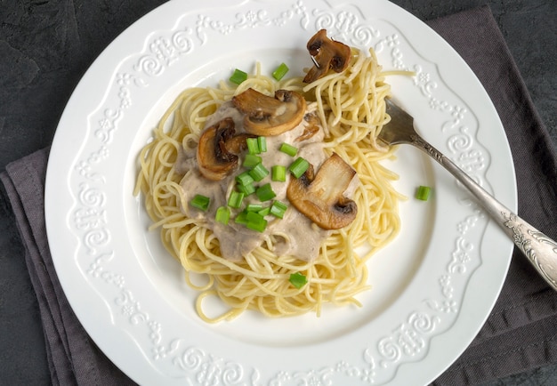 Spaghetti met champignons in roomsaus