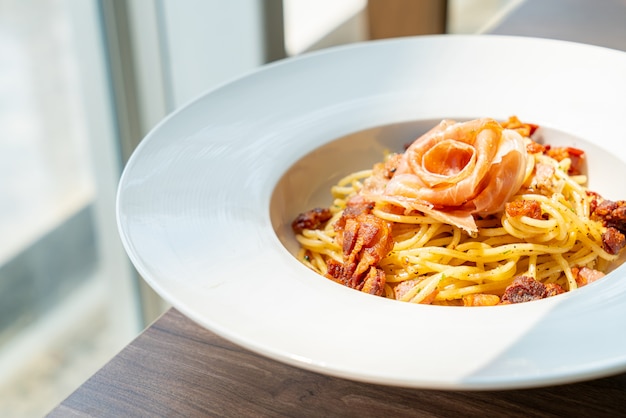 spaghetti met chili, olijfolie en spekjes van prosciutto