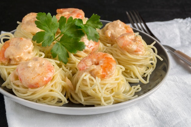 Foto spaghetti met garnalen in roomsaus. traditionele italiaanse keuken.