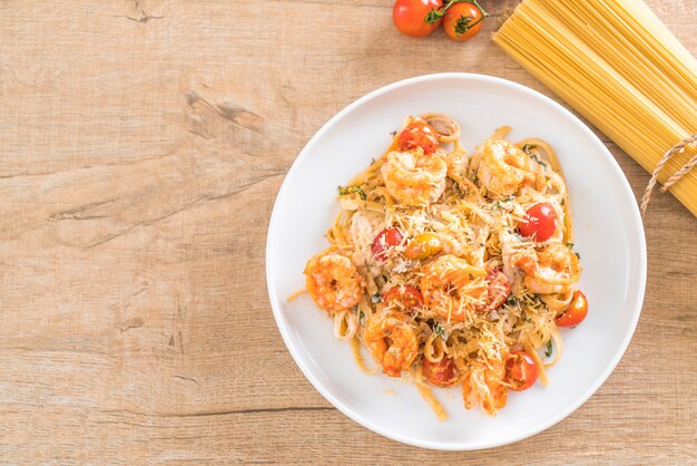 spaghetti met garnalen, tomaten, basilicum en kaas