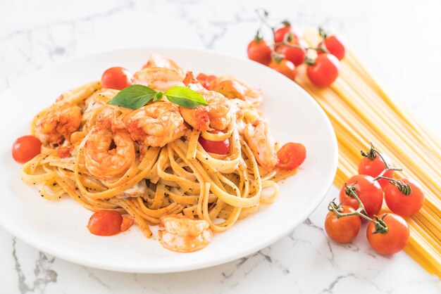 spaghetti met garnalen, tomaten, basilicum en kaas