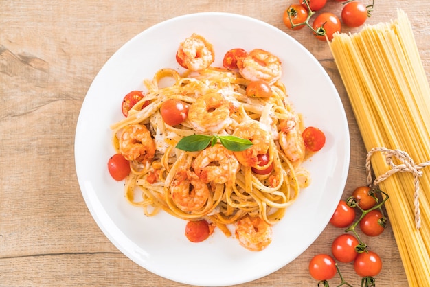 spaghetti met garnalen, tomaten, basilicum en kaas