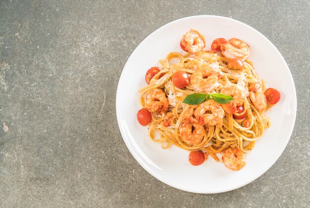 spaghetti met garnalen, tomaten, basilicum en kaas