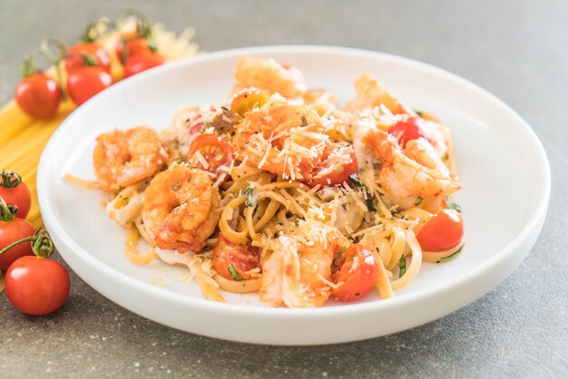 spaghetti met garnalen, tomaten, basilicum en kaas