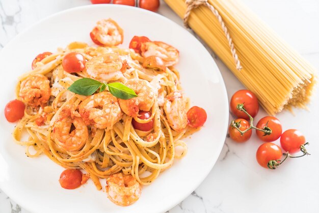 spaghetti met garnalen, tomaten, basilicum en kaas