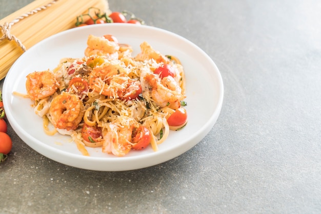 spaghetti met garnalen, tomaten, basilicum en kaas