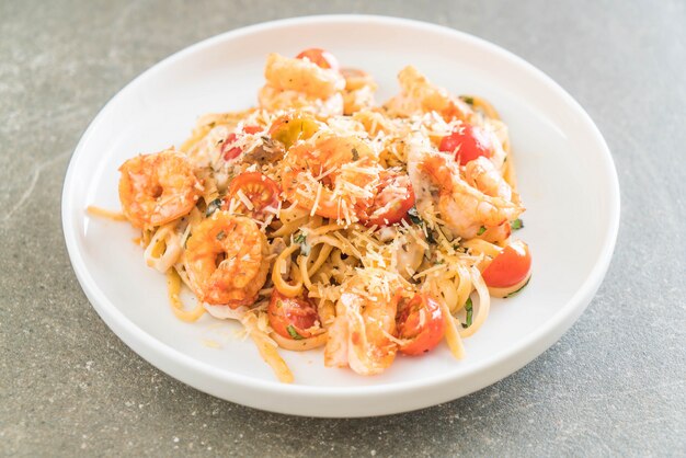 spaghetti met garnalen, tomaten, basilicum en kaas