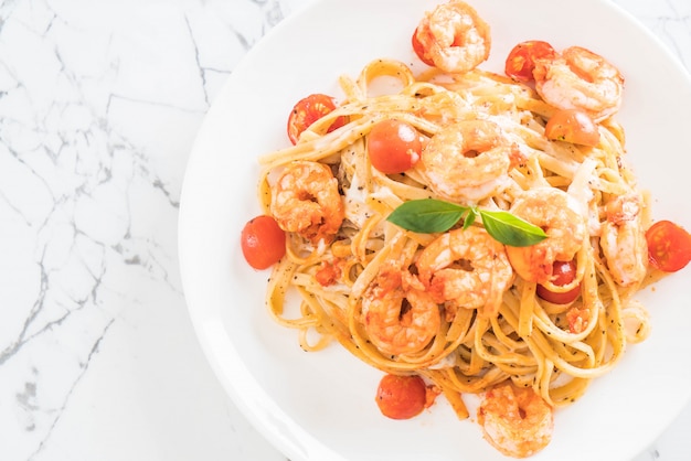 spaghetti met garnalen, tomaten, basilicum en kaas