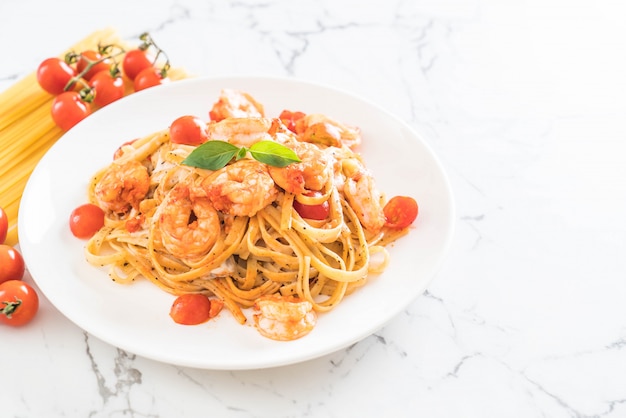 spaghetti met garnalen, tomaten, basilicum en kaas