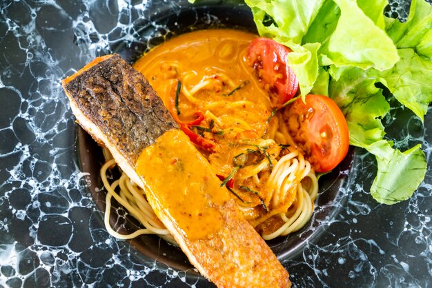 spaghetti met gebakken zalm