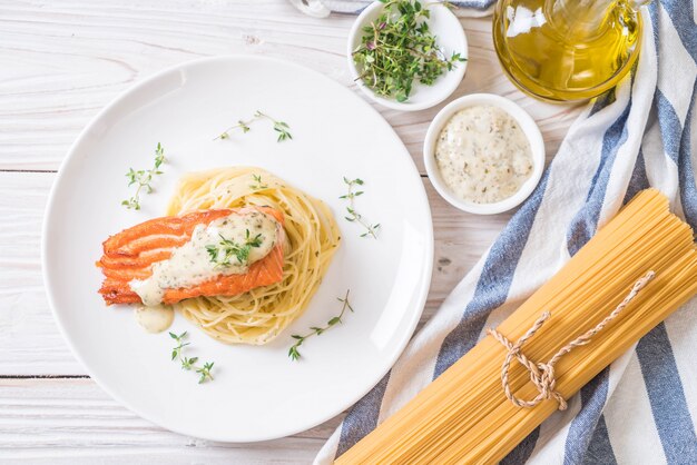 spaghetti met gebakken zalm