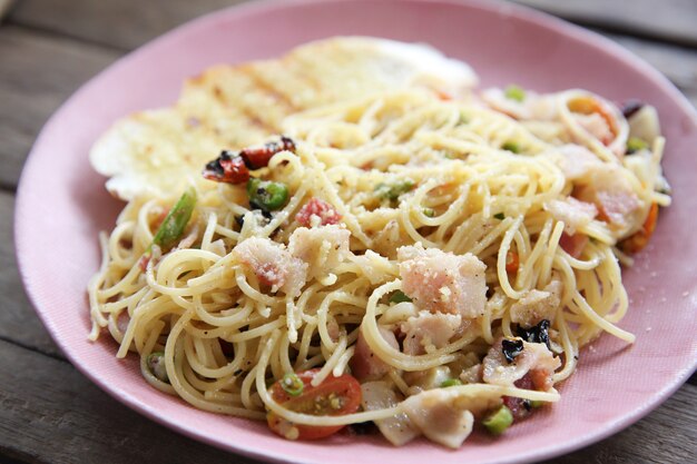 Spaghetti met gedroogde chili en spek