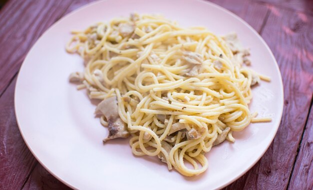 Spaghetti met gehakt vlees op een bord