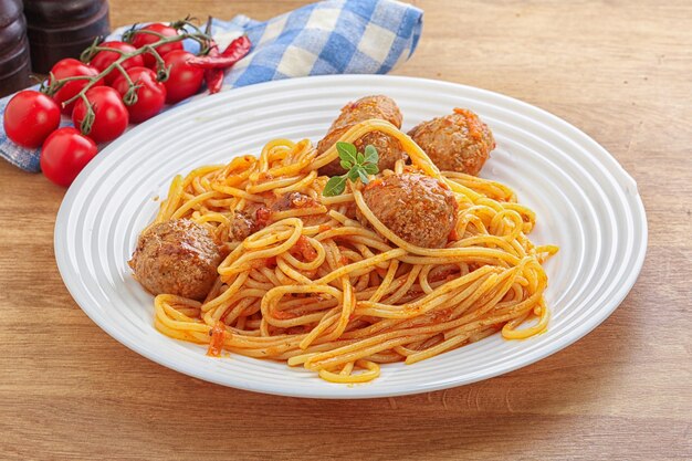 Spaghetti met gehaktballen in tomatensaus