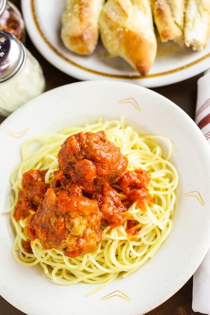 Spaghetti met gehaktballen op de plaat in Italiaans restaurant.