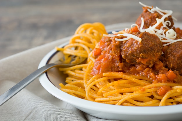 Spaghetti met gehaktballetjes op houten tafel