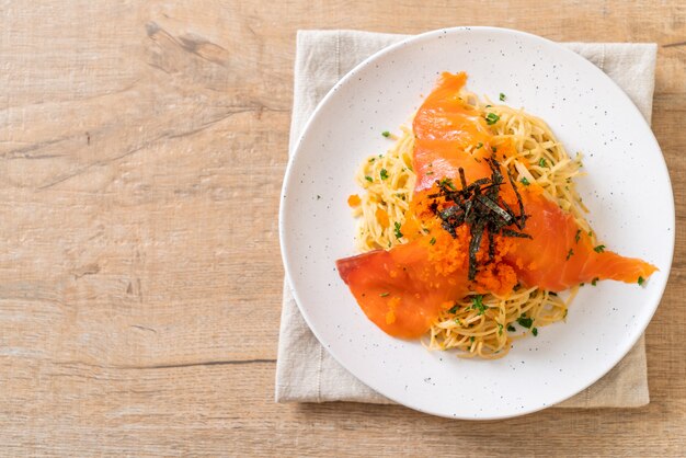 spaghetti met gerookte zalm en garnalen ei