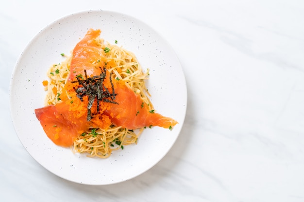 spaghetti met gerookte zalm en garnalen ei