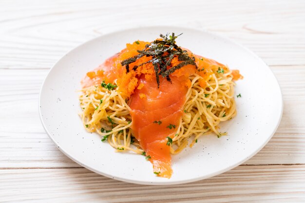 Spaghetti met gerookte zalm en garnalenei