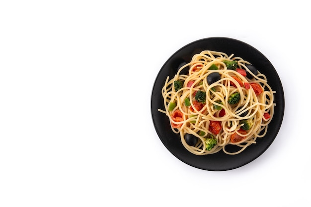 Spaghetti met groenten broccolitomaten pepers geïsoleerd witte achtergrond