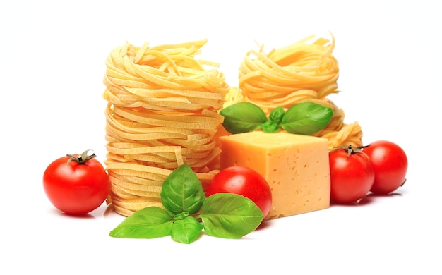 Spaghetti met groenten en basilicum op wit