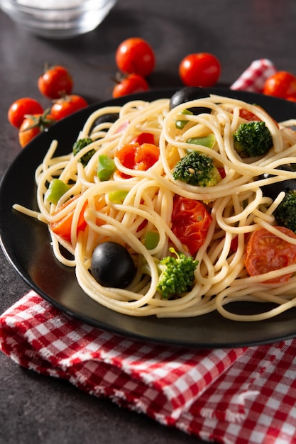 Spaghetti met groenten op zwarte achtergrond