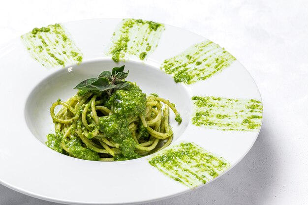 Spaghetti met huisgemaakte pestosaus en oregano