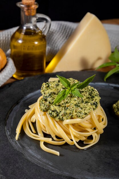 Spaghetti met huisgemaakte pestosaus.