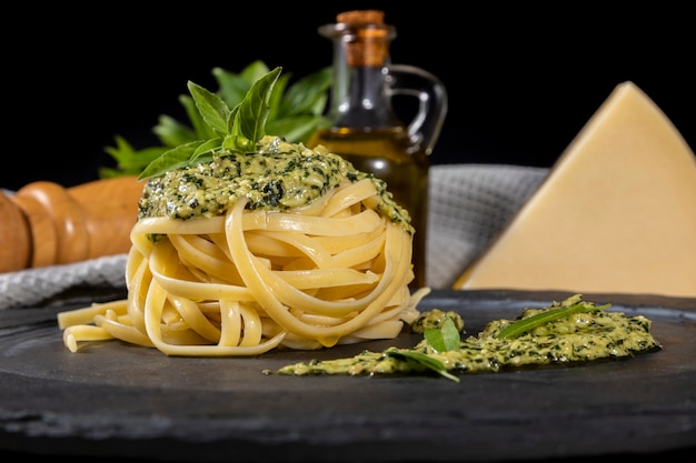 Spaghetti met huisgemaakte pestosaus.