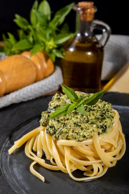 Spaghetti met huisgemaakte pestosaus.