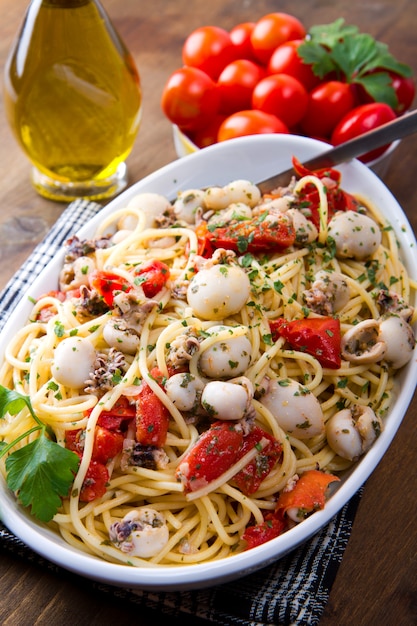 Spaghetti met inktvis en tomaten