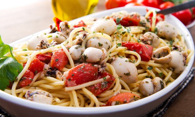 Spaghetti met inktvis en tomaten