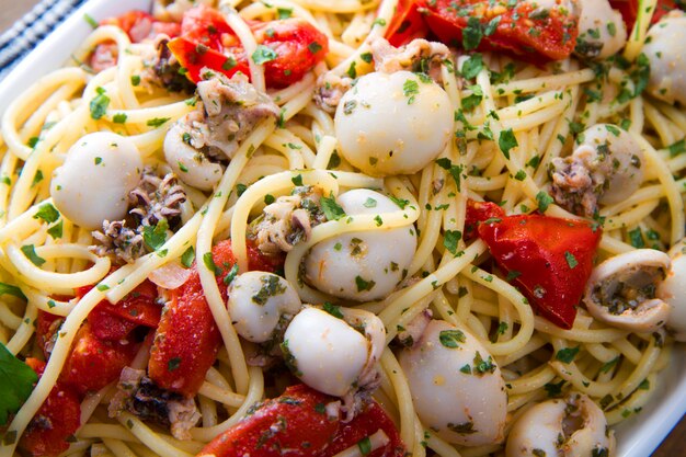 Spaghetti met inktvis en tomaten