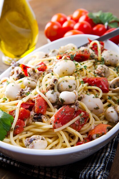 Spaghetti met inktvis en tomaten