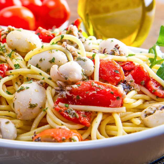 Spaghetti met inktvis en tomaten