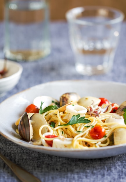 Spaghetti met inktvis, kokkels en garnalen met zeezout