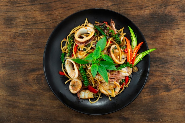 Spaghetti met Inktvis Roergebakken Pittige Basilicumsaus en Paprika's