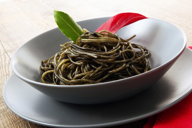 Spaghetti met inktvisinktsaus