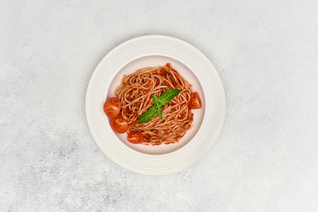 Spaghetti met kerstomaatjes en basilicum