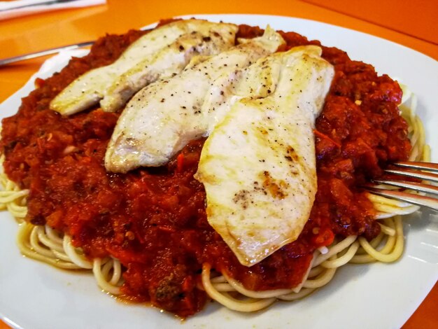 spaghetti met rode saus en gegrilde kip