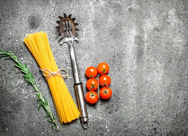 Spaghetti met rozemarijn en tomaten.