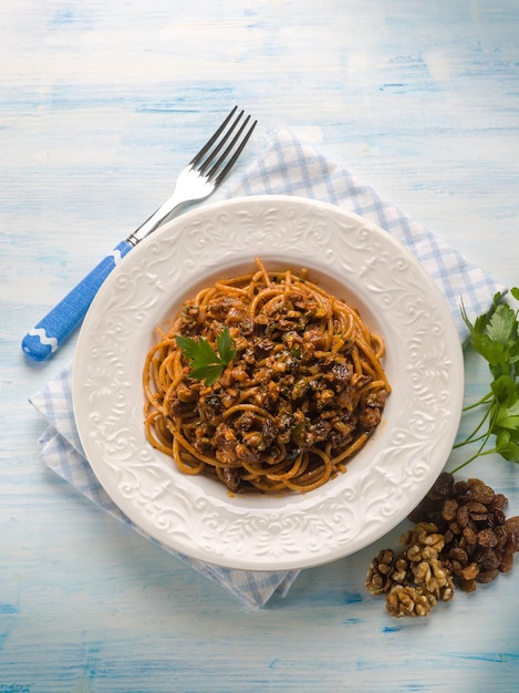 Spaghetti met tomatennoten en krenten en druifjes Hongaars recept