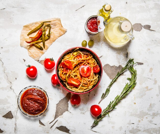 Spaghetti met tomatenpuree, hete chilipepers en olijfolie.