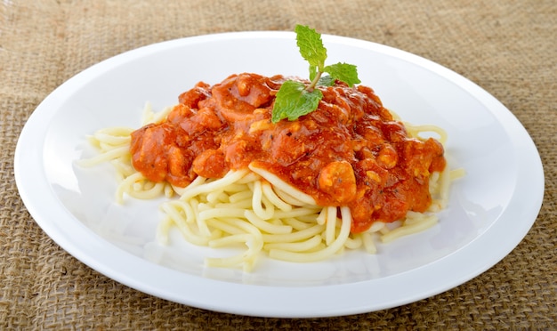 Spaghetti met tomatensaus dicht omhoog