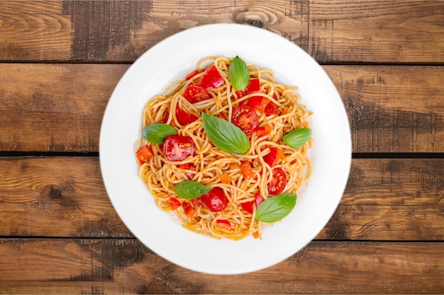 spaghetti met tomatensaus en bestrooid met kaas