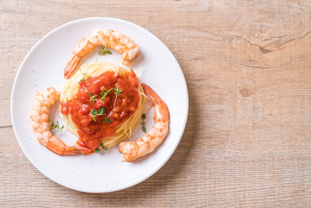 spaghetti met tomatensaus en garnalen